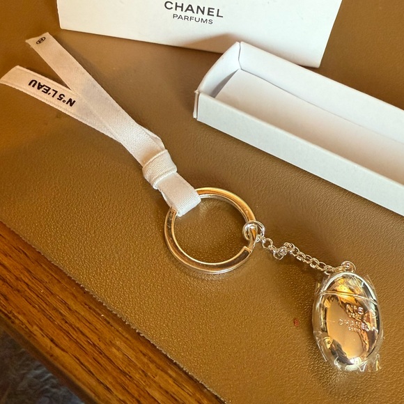 CHANEL N5 LIMITED EDITION L'EAU PARFUM KEYCHAIN - NEW - Picture 4 of 5